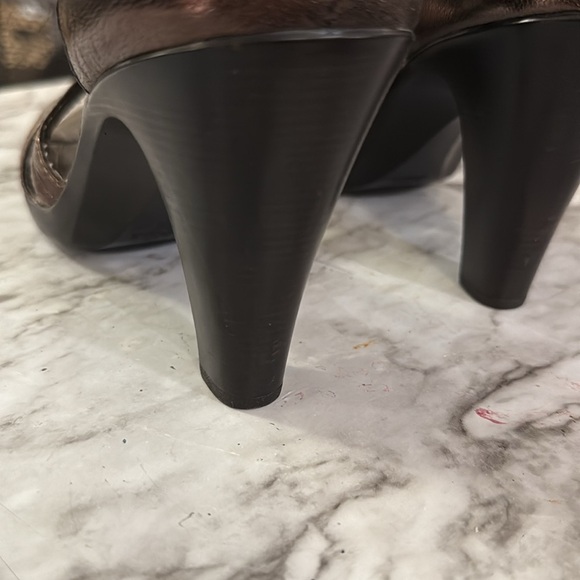 Sofft Leather T-strap Heeled Metallic Sandal Top Size 6, LIKE NEW!! - Picture 5 of 6